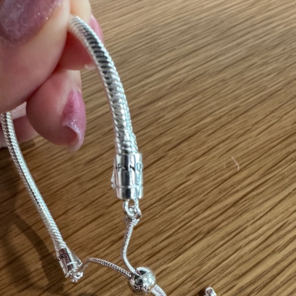 Pandora Elegant Silver Bracelet with Adjustable Closure - Picture 2 of 4